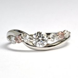 天然石ダイヤとピンクダイヤを使用した婚約指輪