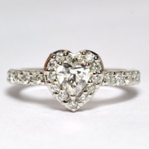 ハートダイヤを使用した婚約指輪