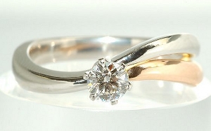プラチナとゴールド・コンビの婚約指輪