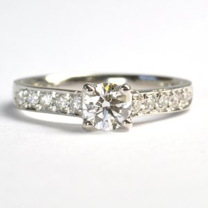 ダイヤを豪華に使用したセミオーダー・婚約指輪