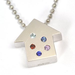 �Ƒ��̒a���΂𗯂߂��z�[�����`�[�t�y���_���g