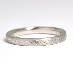 当店で以前造ったシンプルな指輪に彫りと石留めしてリフォーム